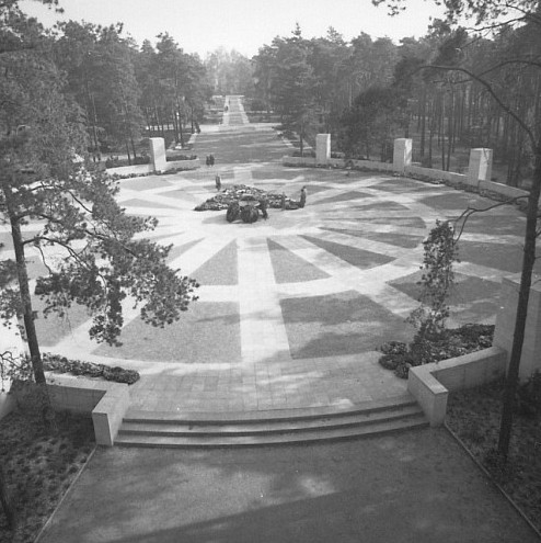 The „Rondell“ in the middle of the axis with 14 sandstone pillars, the fire bowl and the mass graves in the background, after 1970.